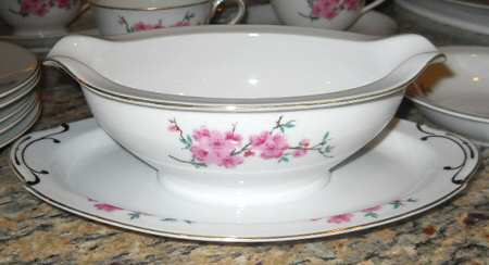 UC891 Gravy Boat with Attached Underplate