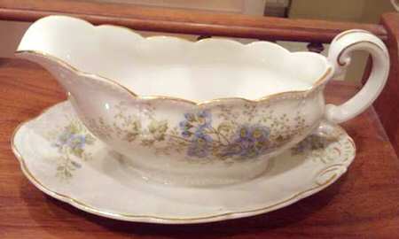 5659 Gravy Boat with Attached Underplate