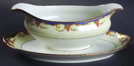 The St. Quentin Gravy Boat with Attached Underplate
