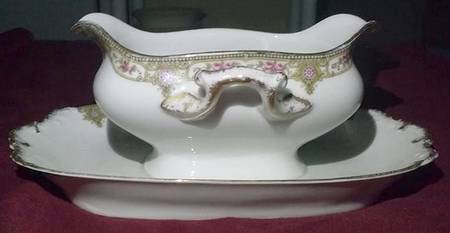 VIG20 Gravy Boat with Attached Underplate