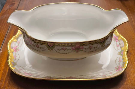 VIG23 Gravy Boat with Attached Underplate