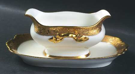 VIG28 Gravy Boat with Attached Underplate