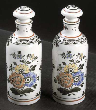 Alt Amsterdam Vinegar and Oil Set with "V" and "O" Stoppers