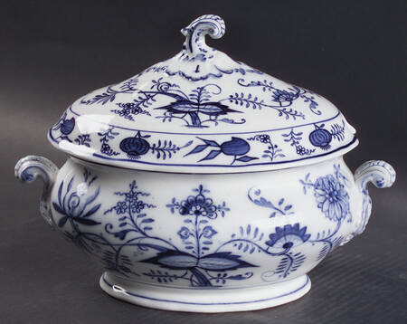 Blue Onion Oval Covered Vegetable