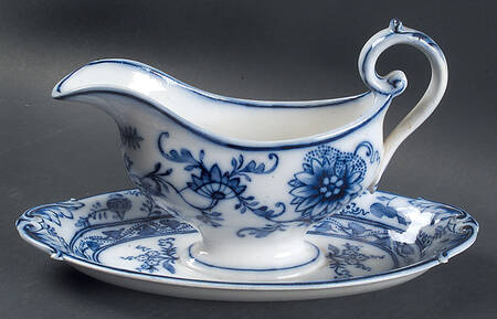 Blue Onion Gravy Boat with Attached Underplate
