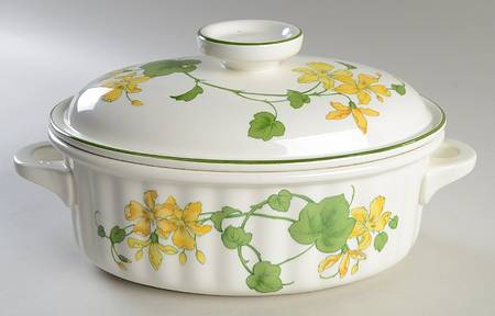 Geranium (Non Ribbed Rim) 3 Quart Oval Covered Casserole