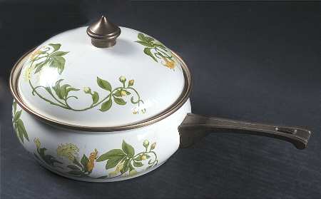 Geranium (Non Ribbed Rim) 2.5 Quart Metal Covered Saucepan