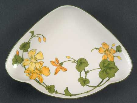 Geranium (Non Ribbed Rim) Small Triangular Dish