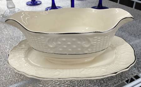 VOG28 Gravy Boat with Attached Underplate