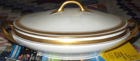 VIG62 Oval Covered Vegetable