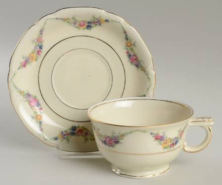 VIT138 Footed Cup & Saucer Set