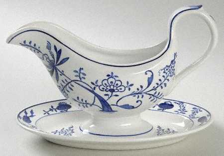 VIL57 Gravy Boat with Attached Underplate