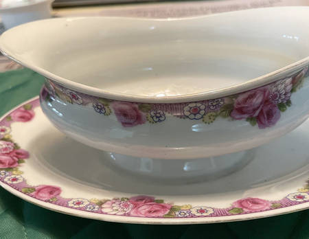 VIT157 Gravy Boat with Attached Underplate