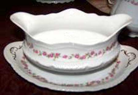 VTO49 Gravy Boat with Attached Underplate