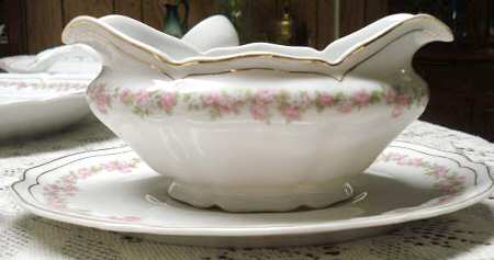 VNN9 Gravy Boat & Underplate