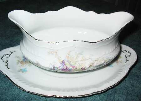 VTO68 Gravy Boat with Attached Underplate