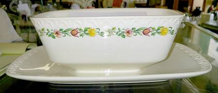 VIL118 Gravy Boat with Attached Underplate