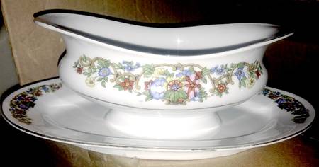 VIT329 Gravy Boat with Attached Underplate