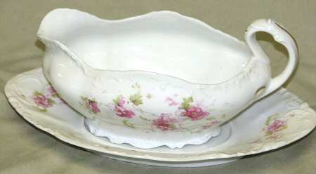 VNN64 Gravy Boat & Underplate