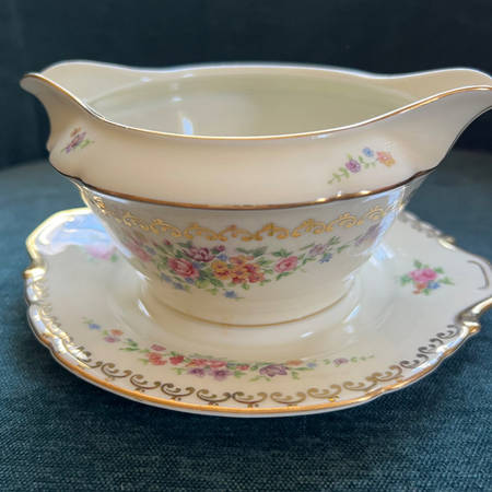 VIT343 Gravy Boat with Attached Underplate