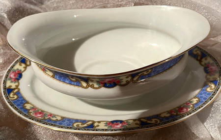 VIT346 Gravy Boat with Attached Underplate