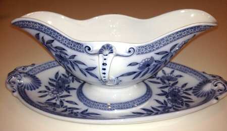Rosa Gravy Boat with Attached Underplate