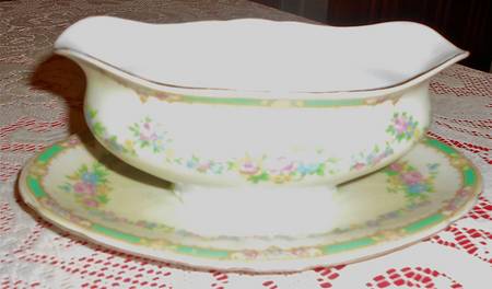 VIT388 Gravy Boat with Attached Underplate