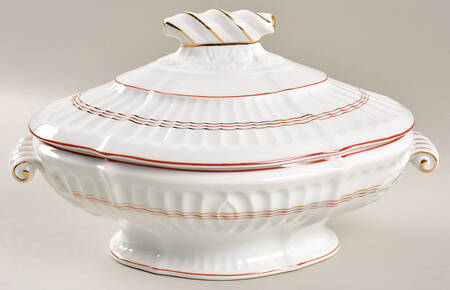 VIA147 Oval Covered Vegetable
