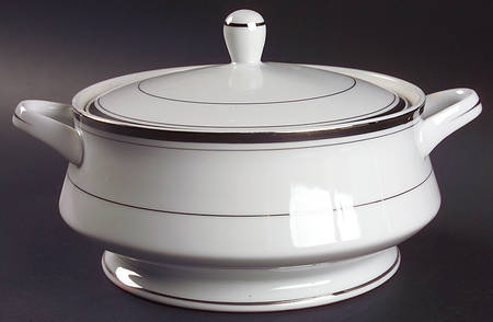 Newport Round Covered Vegetable by Wallace Heritage (Japan)