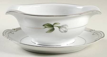 Yolanda Gravy Boat with Attached Underplate