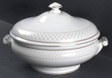 Crosshaven Round Covered Vegetable