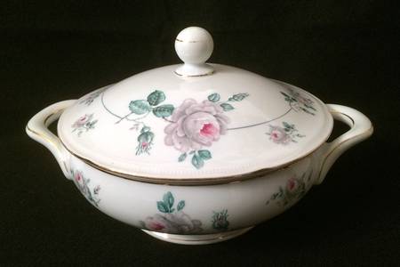 Rose Mist Round Covered Vegetable