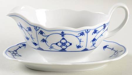 Strawflower (Scalloped) Gravy Boat with Attached Underplate