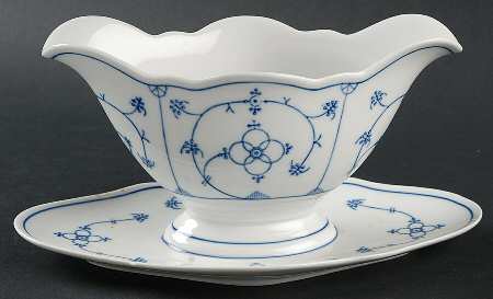 Strawflower (Scalloped) Gravy Boat with Attached Underplate