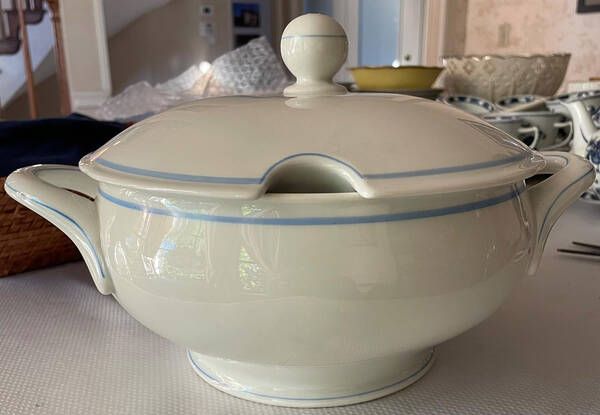 WIG132 Tureen &  Lid
