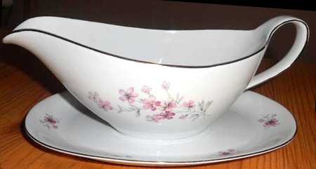 WIG135 Gravy Boat with Attached Underplate