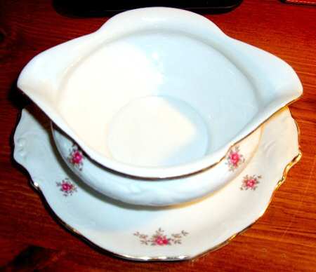 3731 Gravy Boat with Attached Underplate