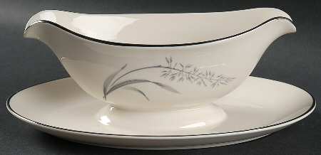 Nivara Gravy Boat with Attached Underplate