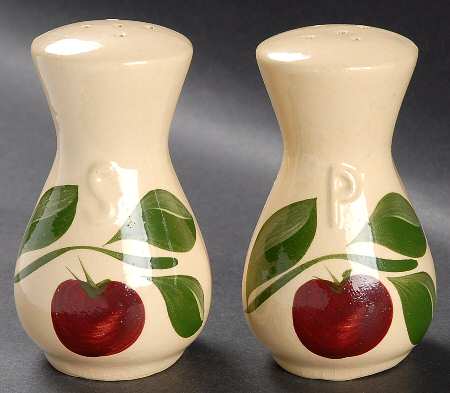 Apple Raised Letters Salt & Pepper Set