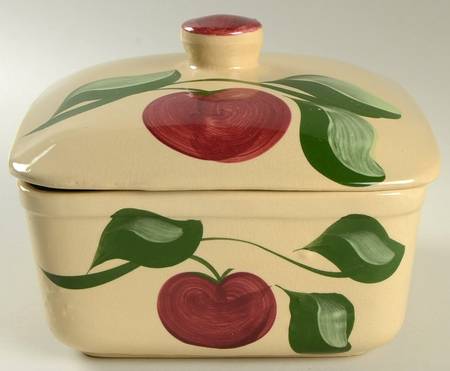 Apple 2 Quart Square Casserole with Ceramic Lid