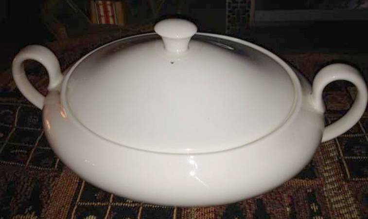 Alpine White Oval Covered Vegetable