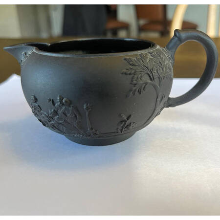 Basalt Black 146 Shape Creamer