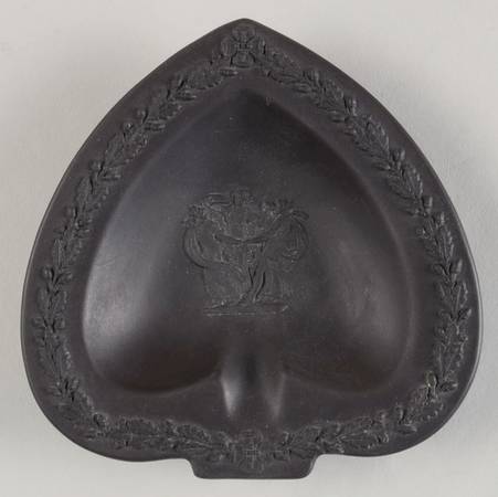 Basalt Black Small Spade Shape Ashtray