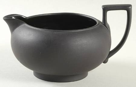 Basalt Black 146 Shape Creamer