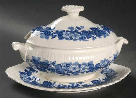 Bramble Blue (Shell Edge) Sauce Boat & Lid with Underplate
