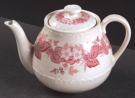 Bramble Pink (Shell Edge) Teapot & Lid