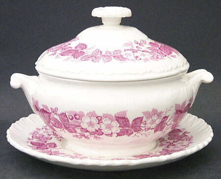 Bramble Pink (Shell Edge) Sauce Boat & Lid with Underplate