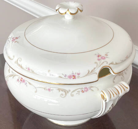 Carisbrooke Tureen &  Lid