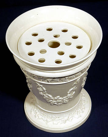 Cream Color on Cream Color (Plain Edge) Vase & Frog/Grid