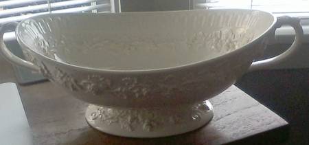 Cream Color on Cream Color (Plain Edge) Centerpiece